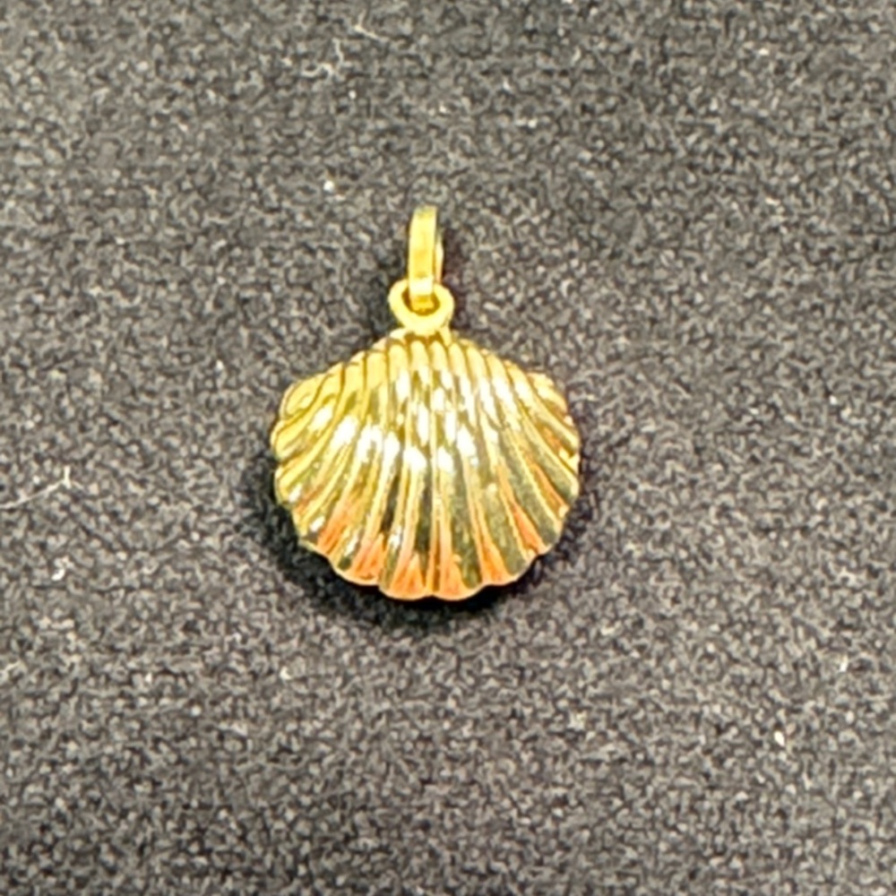 Gold Clam Shell Pendant/Charm - Picture 2 of 5